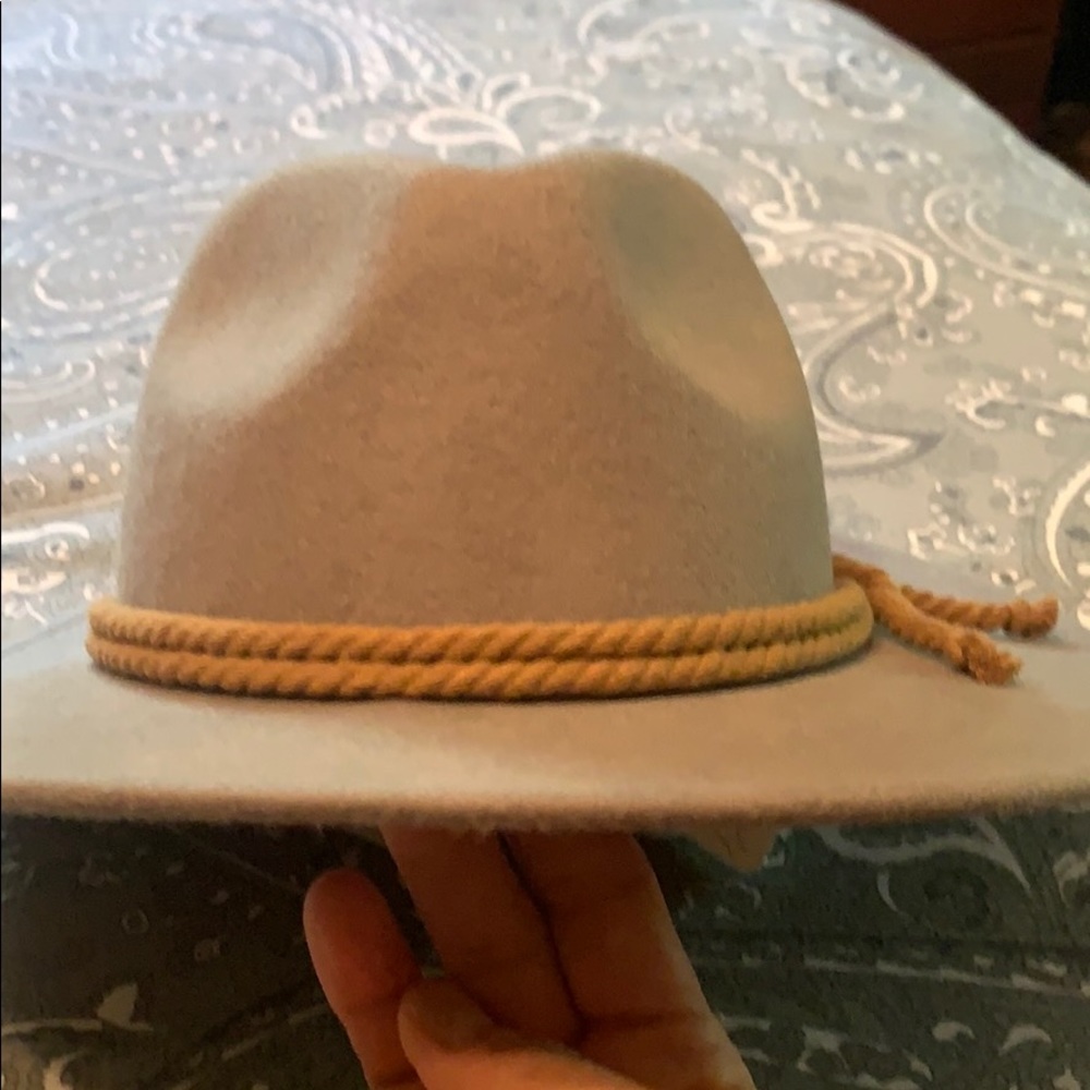 Grey felt hat. - Picture 3 of 6